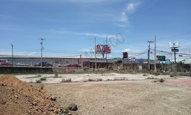 Terreno en esquina sobre crucero de Acatlán avenida principal en Tulancingo.