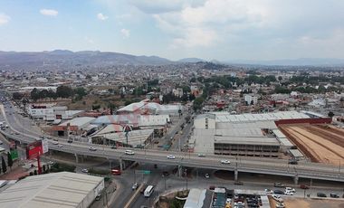 Terreno en esquina sobre crucero de Acatlán avenida principal en Tulancingo.