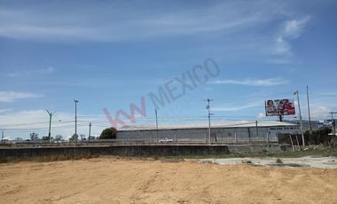Terreno en esquina sobre crucero de Acatlán avenida principal en Tulancingo.