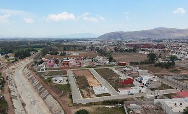 Terreno en esquina sobre crucero de Acatlán avenida principal en Tulancingo.
