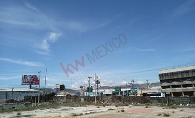 Terreno en esquina sobre crucero de Acatlán avenida principal en Tulancingo.