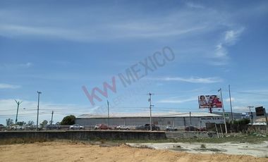 Terreno en esquina sobre crucero de Acatlán avenida principal en Tulancingo.