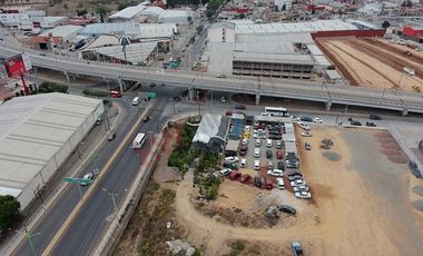 Terreno en esquina sobre crucero de Acatlán avenida principal en Tulancingo.