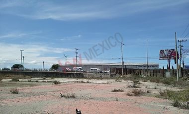 Terreno en esquina sobre crucero de Acatlán avenida principal en Tulancingo.