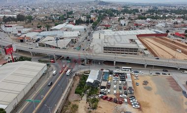 Terreno en esquina sobre crucero de Acatlán avenida principal en Tulancingo.
