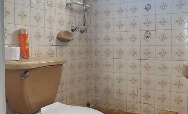 4 dormitorios, 3 baños y estacionamiento