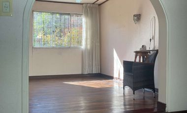 4 dormitorios, 3 baños y estacionamiento