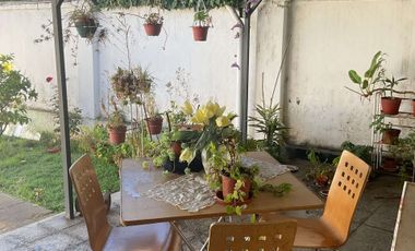 4 dormitorios, 3 baños y estacionamiento