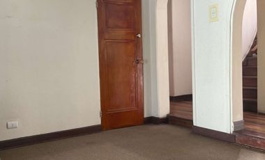 4 dormitorios, 3 baños y estacionamiento