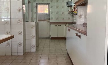 4 dormitorios, 3 baños y estacionamiento