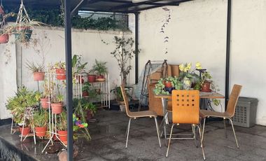 4 dormitorios, 3 baños y estacionamiento