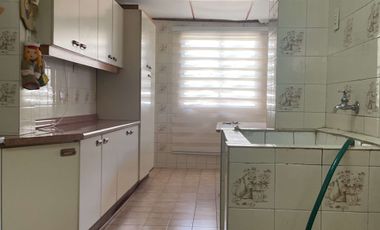 4 dormitorios, 3 baños y estacionamiento