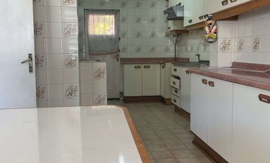 4 dormitorios, 3 baños y estacionamiento