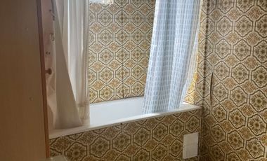 4 dormitorios, 3 baños y estacionamiento