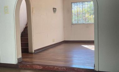 4 dormitorios, 3 baños y estacionamiento