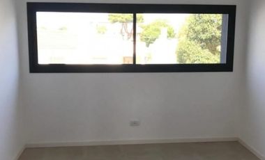 VENTA TRIPLEX 4 AMBIENTES A ESTRENAR. APTO CREDITO.