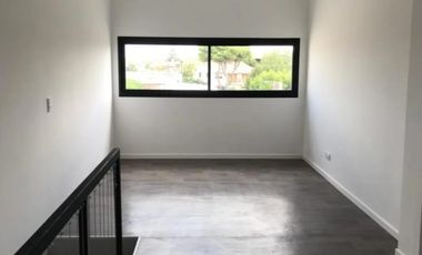 VENTA TRIPLEX 4 AMBIENTES A ESTRENAR. APTO CREDITO.