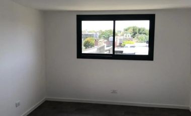VENTA TRIPLEX 4 AMBIENTES A ESTRENAR. APTO CREDITO.
