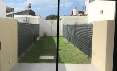 VENTA TRIPLEX 4 AMBIENTES A ESTRENAR. APTO CREDITO.