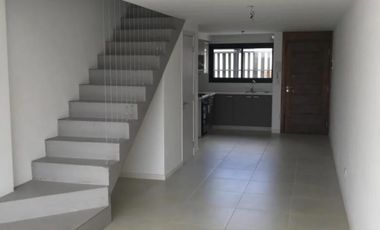 VENTA TRIPLEX 4 AMBIENTES A ESTRENAR. APTO CREDITO.