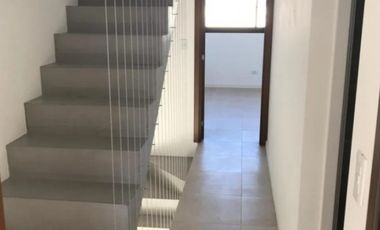 VENTA TRIPLEX 4 AMBIENTES A ESTRENAR. APTO CREDITO.