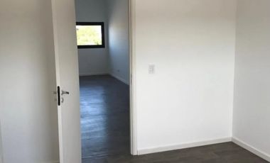 VENTA TRIPLEX 4 AMBIENTES A ESTRENAR. APTO CREDITO.