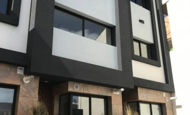 VENTA TRIPLEX 4 AMBIENTES A ESTRENAR. APTO CREDITO.