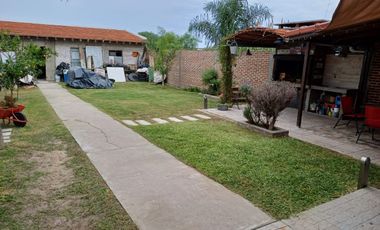 VENDO CASA 2 DORMITORIOS, COCHERA, FONDO VERDE U$S 58.000.-