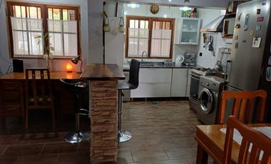 VENDO CASA 2 DORMITORIOS, COCHERA, FONDO VERDE U$S 58.000.-