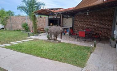 VENDO CASA 2 DORMITORIOS, COCHERA, FONDO VERDE U$S 58.000.-