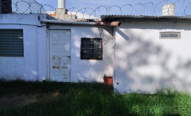 San Roque, Sobre calle principal del barrio.-