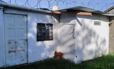 San Roque, Sobre calle principal del barrio.-