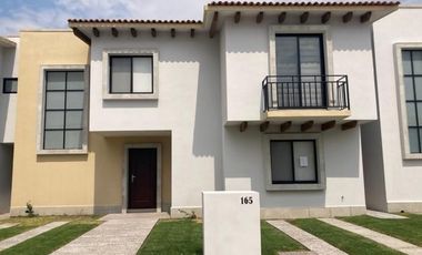 Quintas Campo Real: Casa con jardín y 4 recámaras.