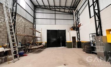 Venta de Galpón en  Alberdi oeste rosario 105m2. Permuta 50% valor