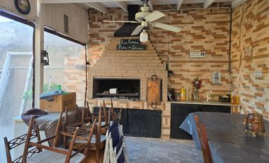 HERMOSA CASA 5 AMBIENTES A LA VENTA