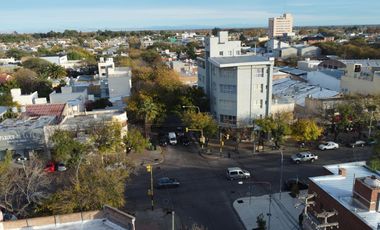 Edificio comercial en esquina de Av. 9 de Julio y Coronel Suarez