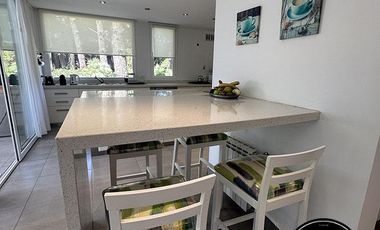 Casa de categoria con 4 dormitorios en Costa del Este - Av. 2 e/ Dalias y Rosas al 657