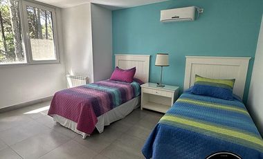 Casa de categoria con 4 dormitorios en Costa del Este - Av. 2 e/ Dalias y Rosas al 657