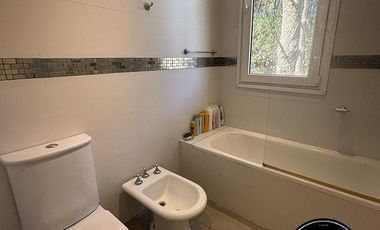Casa de categoria con 4 dormitorios en Costa del Este - Av. 2 e/ Dalias y Rosas al 657