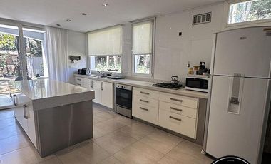 Casa de categoria con 4 dormitorios en Costa del Este - Av. 2 e/ Dalias y Rosas al 657