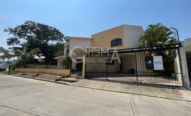AMPLIA CASA EN VENTA EN COL. JARDINES