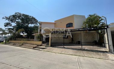 AMPLIA CASA EN VENTA EN COL. JARDINES