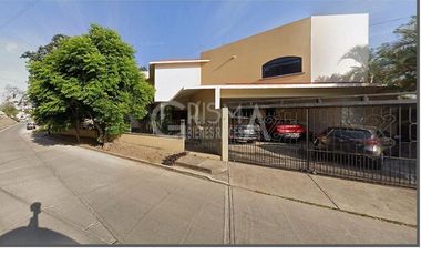 AMPLIA CASA EN VENTA EN COL. JARDINES