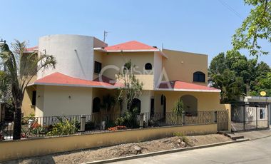 AMPLIA CASA EN VENTA EN COL. JARDINES