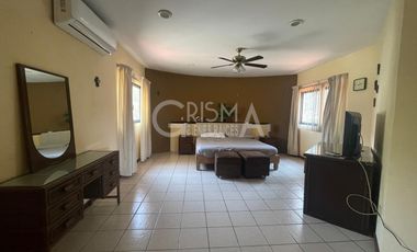AMPLIA CASA EN VENTA EN COL. JARDINES