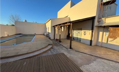 Vendo Espectacular Casa Con Oficina Comercial en Caseros, Entre Ríos.