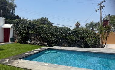 Casa en venta en Lomas de Cuernavaca, Temixco | Privada con vigilancia, alberca y amplio jardín