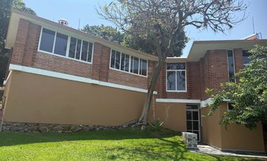 Casa en venta en Lomas de Cuernavaca, Temixco | Privada con vigilancia, alberca y amplio jardín