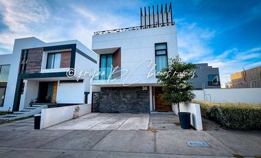 Casa en Venta en Parques Vallarta | 4 Recámaras, Roof Garden y Paneles Solares