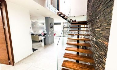 Casa en Venta en Parques Vallarta | 4 Recámaras, Roof Garden y Paneles Solares